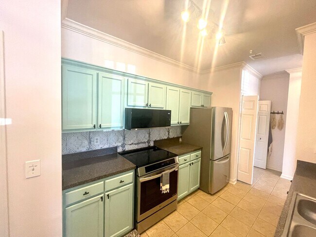 Building Photo - 1 Bedroom, 1 Bath Condo in The Concord West of the Ashley!