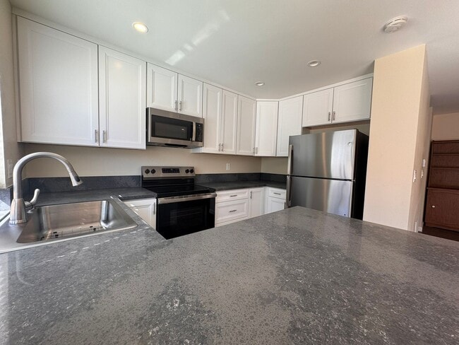 Building Photo - Spacious 4-Bedroom Townhome in Prime Clair...