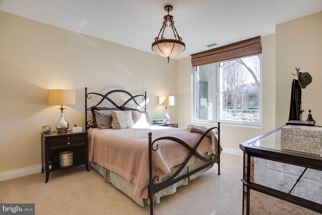 Building Photo - 8220 Crestwood Heights Dr