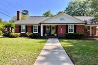 Building Photo - 3/2 Duplex Conveniently Situated in an Established Neighborhood!