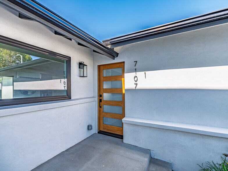 Building Photo - 7107 Cozycroft Ave