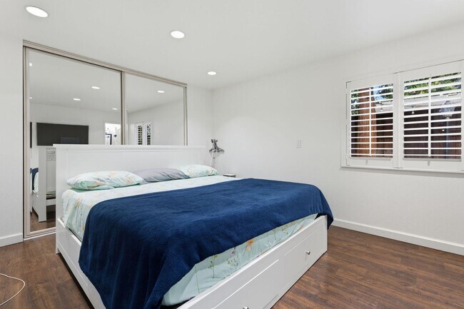 Building Photo - Welcome to elegant living in the heart of ...
