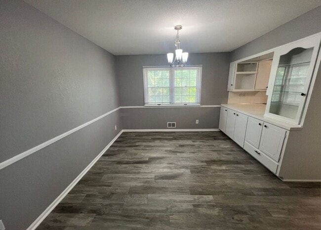 Building Photo - Renovated 2 Bed, 3 Bath Duplex with Finish...
