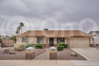 Building Photo - 831 W Lindner Ave