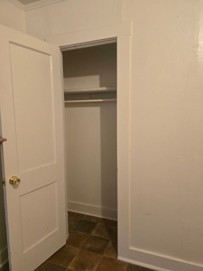 Building Photo - Cute 2 Bedroom