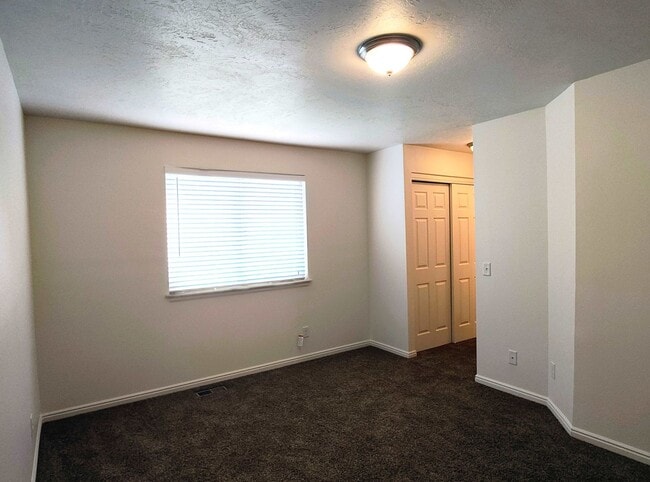 Building Photo - Great 3 Bd 2.5 Bath Townhome