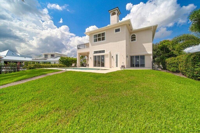 Building Photo - 32 SW Riverway Blvd