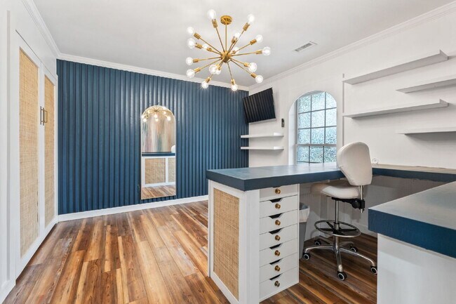 Building Photo - Peaceful and Luxury Living on 3+ Acres