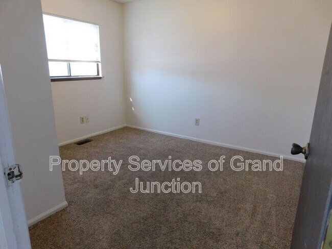 Building Photo - 1102 E Carolina Ave