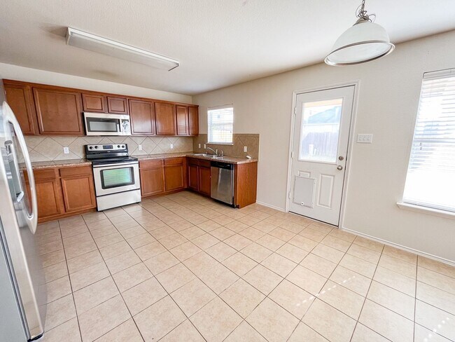 Building Photo - *PENDING* Spacious Home in Yowell Ranch