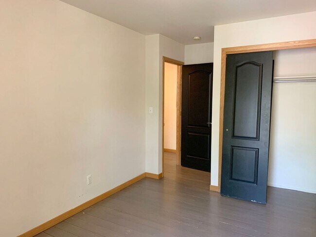 Building Photo - 209 W Mulberry St