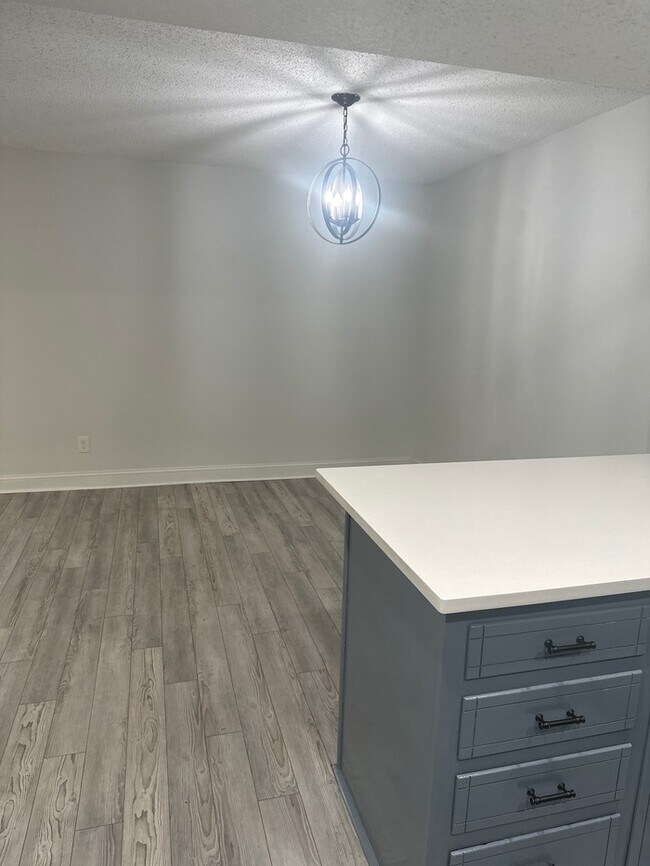 Building Photo - Beautifully Remodeled 4Bed/2.5Bath Townhome