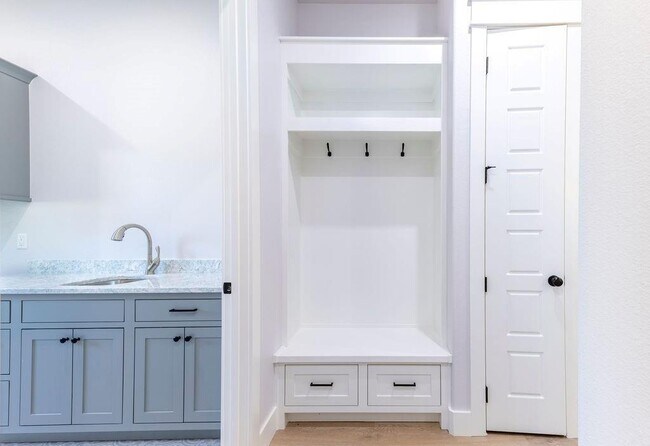 Building Photo - 714 King Arthur Dr