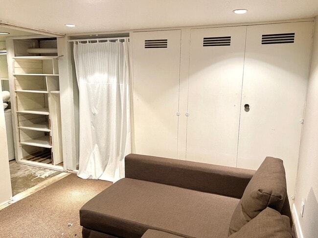 Building Photo - Woodstock area, 1 bedroom, 1 bath with finished basement