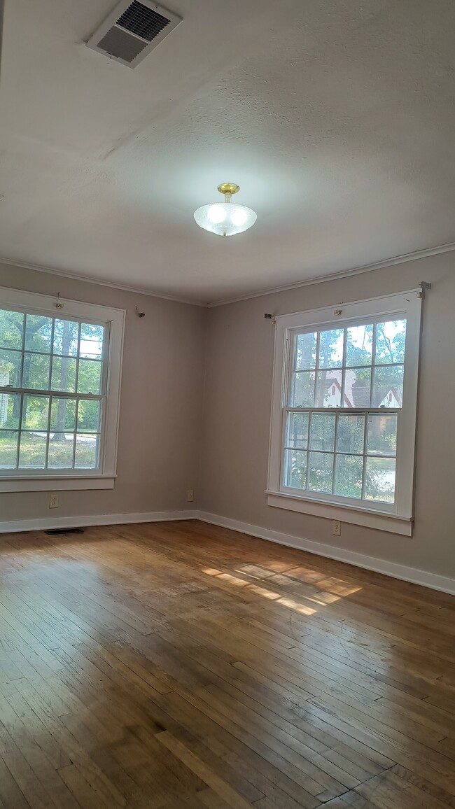 Building Photo - 1215 S Elm St