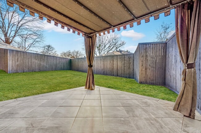 Building Photo - Charming Custom Duplex in Prestigious Pres...