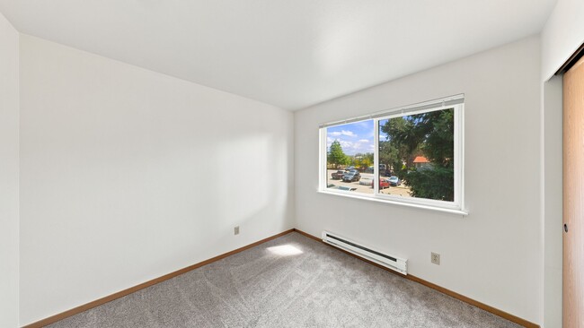 Building Photo - 2 Bed 1 Bath - Pet Friendly - Central Location - Near Shopping - NAS Whidbey