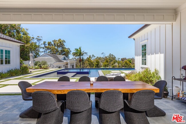 Building Photo - 6671 Dume Dr