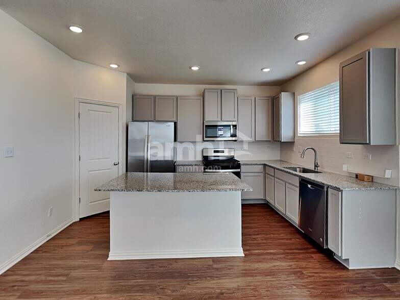 Building Photo - 2722 Lillybrook Ln