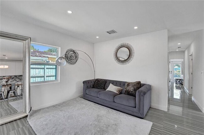 Building Photo - 1732 NE 173rd St