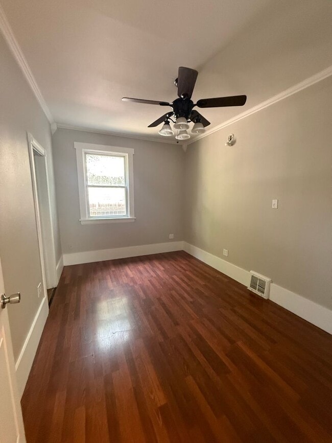 Building Photo - Large 4 Bed House with Fenced Yard