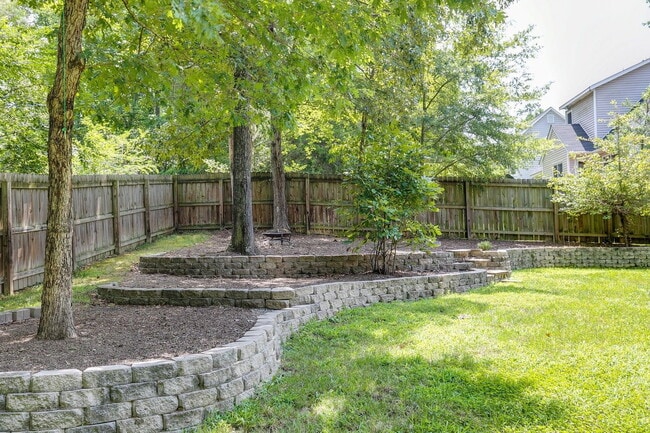 Building Photo - 1913 Castle Glen Dr