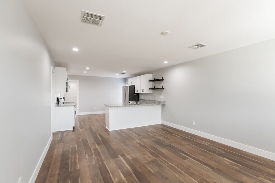 Building Photo - 3862 W Tamarisk St
