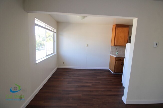 Building Photo - $2,295 1 Bedroom 1 Bath Upstairs Apartment in 4 Plex