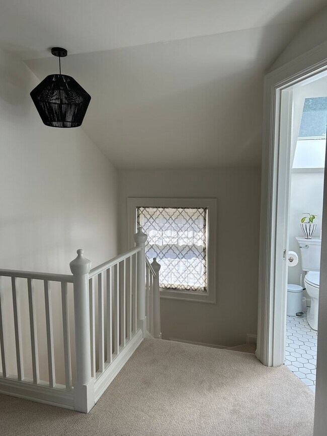 Building Photo - WOW!! West Seattle 4BR/3.5BA Updated Dutch...