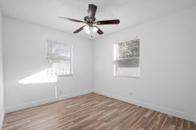 Building Photo - 818 NE 14th Pl