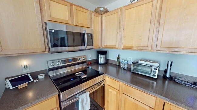Building Photo - Gateway Plaza in Center City Condo with La...