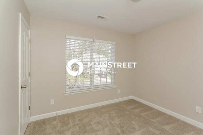 Building Photo - 4 Bedroom Pet-Friendly Home in Charlotte, NC with Main Street Renewal