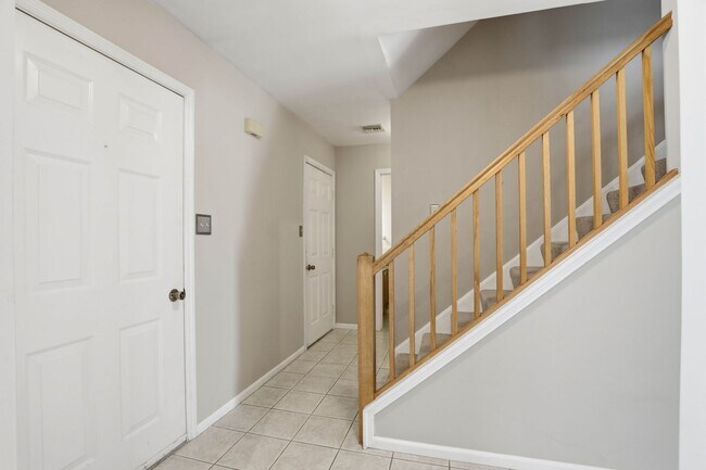 Building Photo - Stunning 3 Bedroom Townhome !