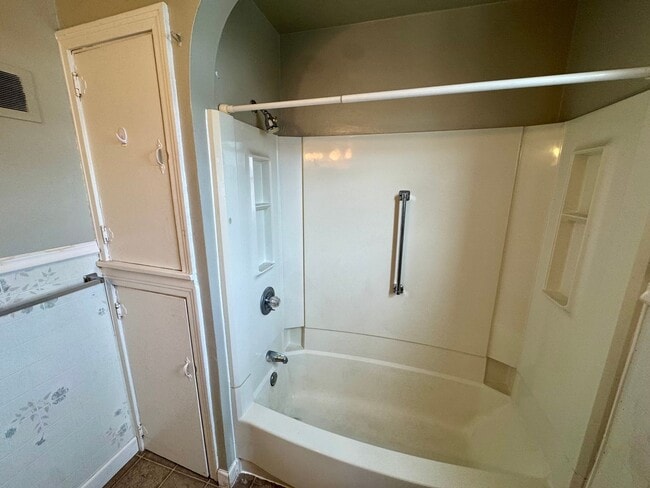 Building Photo - 3 Bedroom 2 Bath in Natrona Heights, PA!