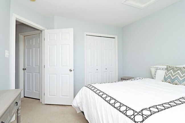 Building Photo - Spring Creek Living! Pet-Friendly Townhome