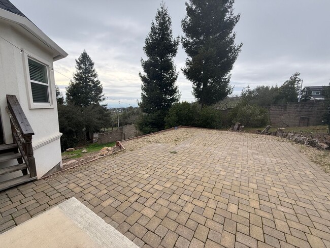 Building Photo - Newer Construction 2,500 Square Foot 3 Bedroom 2.5 Bathroom Fountaingrove House