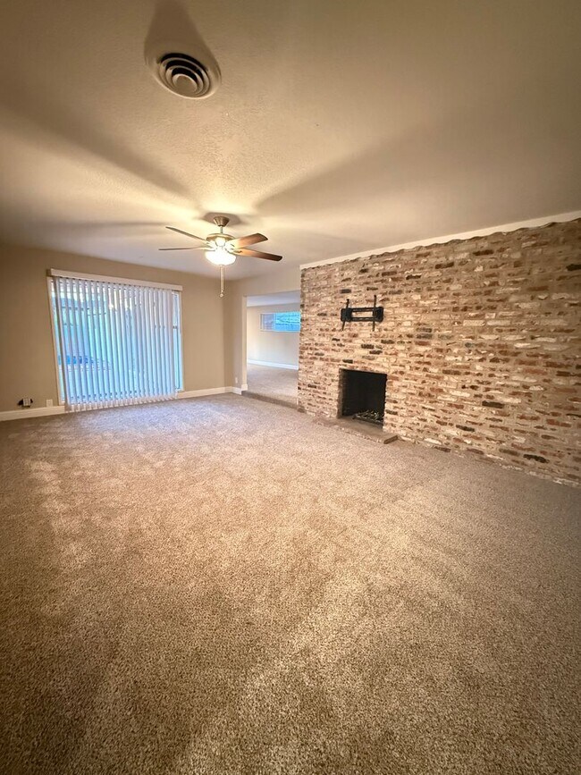 Building Photo - Spacious 3/1 in Arden Manor