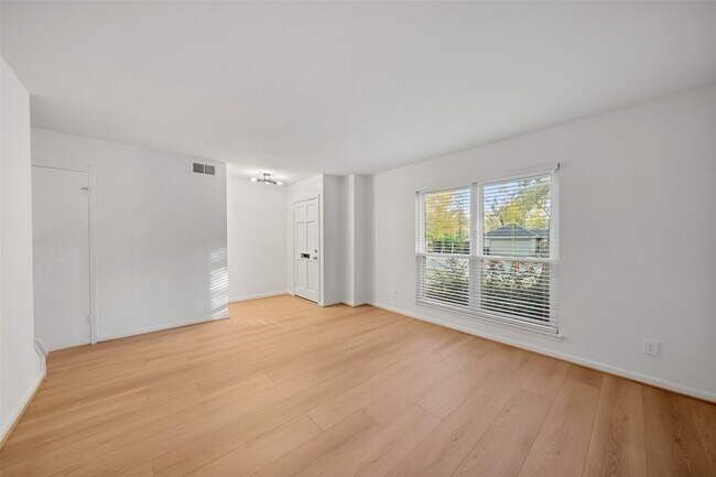 Building Photo - 9654 Westview Dr