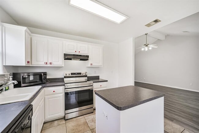 Building Photo - 7114 Sunrise Hill Ln