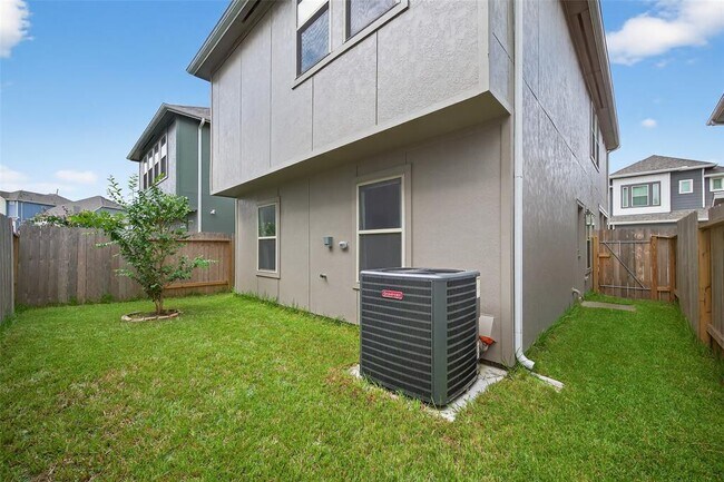 Building Photo - 11911 Briarwood Hill Way