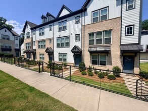 Building Photo - Beautiful 4BR Townhouse in Ballantyne