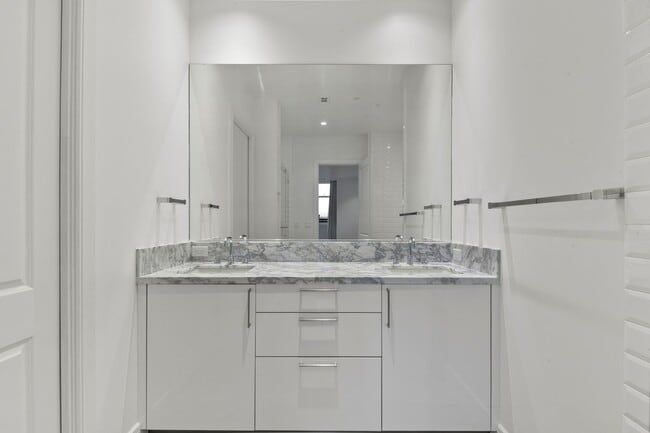 Building Photo - Stunning high rise unit in the affluent Ri...
