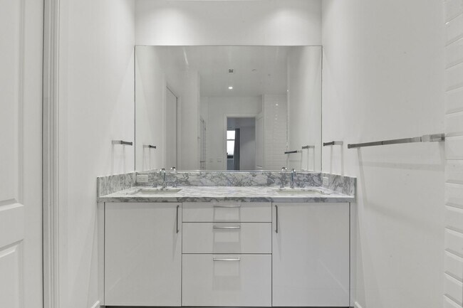 Building Photo - Stunning high rise unit in the affluent River Oaks District!