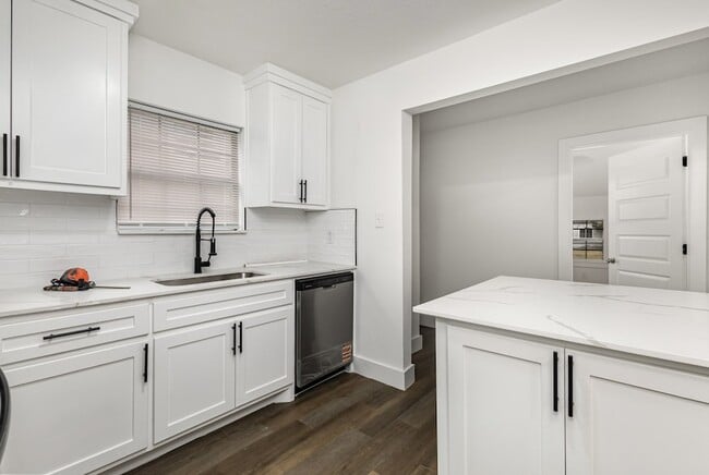 Building Photo - 1527 Columbia Ave