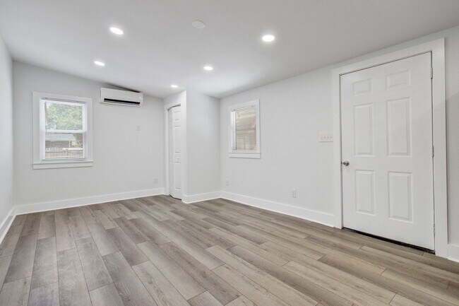 Building Photo - 816 E Estates Blvd