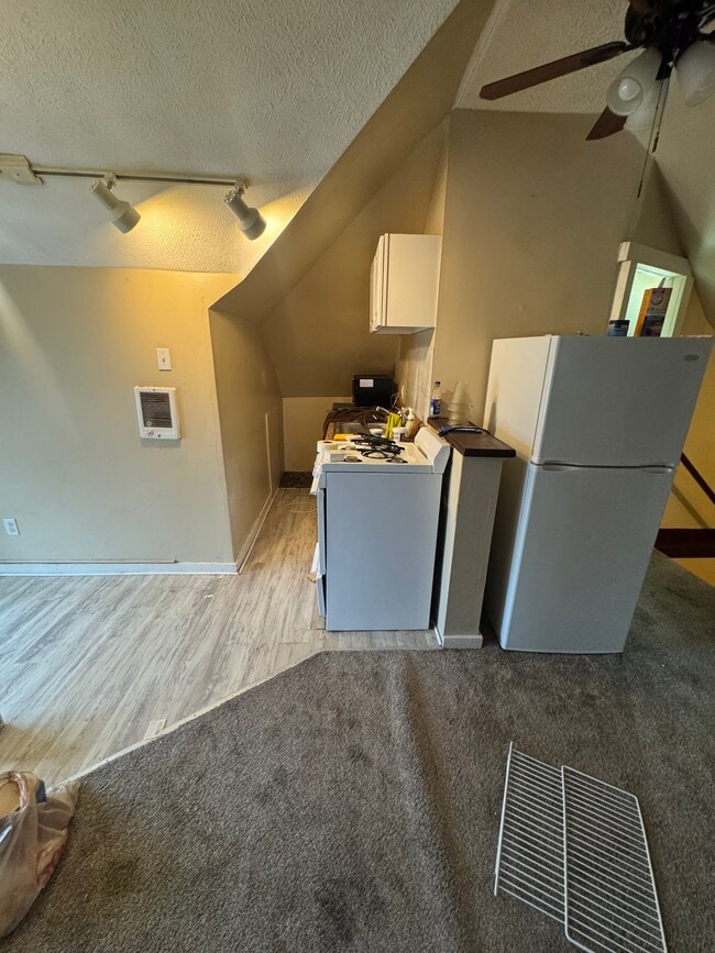Building Photo - 136 N 31st Ave