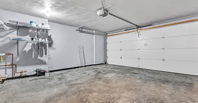 Building Photo - 4855 Golfview Dr NE
