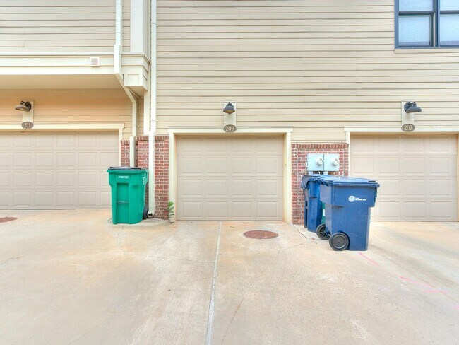 Building Photo - Beautiful Downtown OKC Townhouse