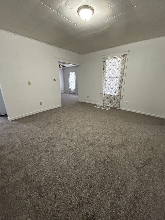 Building Photo - 3 Bedroom 2 Bathroom Apartment Near Gundersen