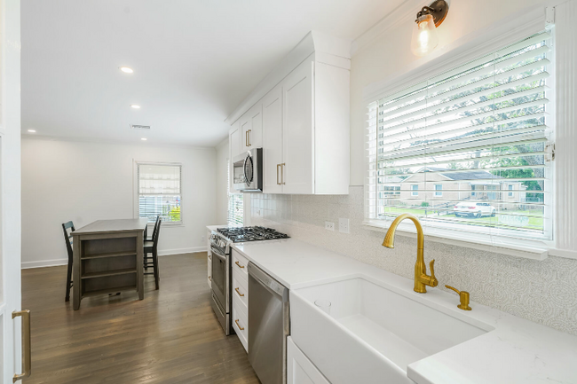 Building Photo - 555 Honore Dr